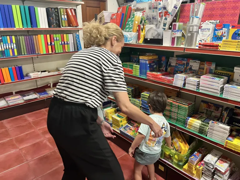 Cristina con un niño