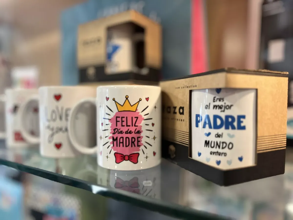 Tazas para regalos con los textos: "Feliz día de la Madre" y "Eres el mejor padre del mundo entero"